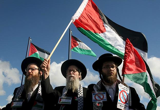 Judíos ultraortodoxos de Neturei Karta, con pañuelos y banderas palestinas, se manifiestan contra la ocupación israelí de la Franja de Gaza. / efe
