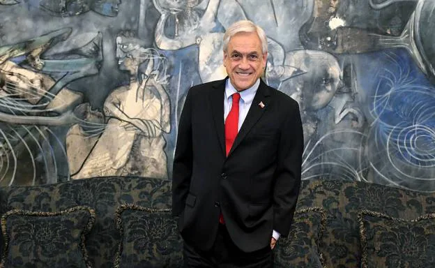 El presidente de Chile posa frente a la pintura 'Espejo de Cronos', de Roberto Matta, en el Salón Azul del Palacio de la Moneda./Nadia Pérez