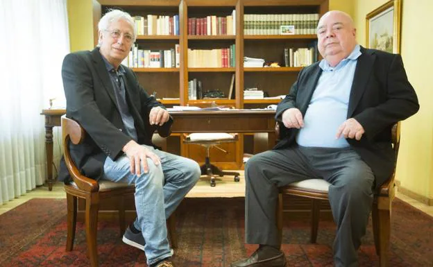 Horacio Silva y Juan José Castellano, en uno de los despachos de la fundación./Damián Torres