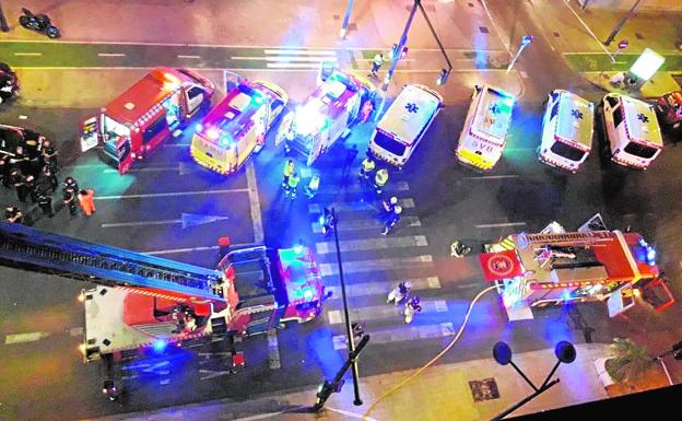 Despliegue de policías, bomberos y sanitarios en el lugar. / BOMBEROS VLC Despliegue de policías, bomberos y sanitarios en el lugar. / BOMBEROS VLC