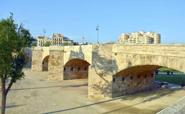 l Puente de Serranos fue construido en 1518 por Juan Bautista Corbera.