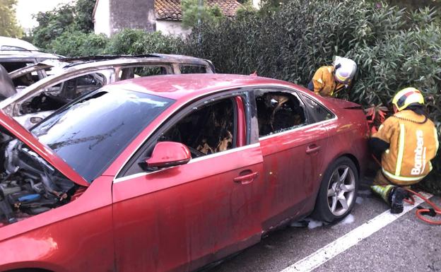 Bomberos trabajando en la extinción del incendio del parking del Hospital de Dénia. /LP