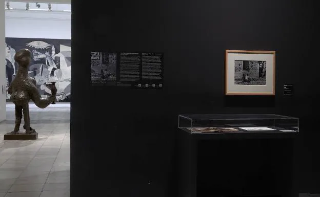 El 'Guernica' visto desde la sala contigua, donde se exhiben la fotos de Capa