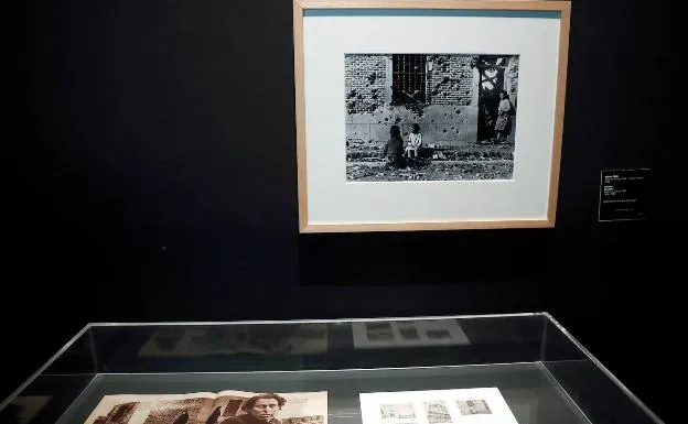 La copia donada por el hermano de Capa, enmarcada, y la vitrina con las fotos halladas en el Reino Unido