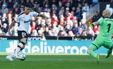 Maxi Gómez encara a Dmitrovic./J. Monzó