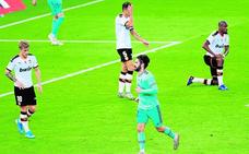 Isco corre a celebrar su gol ante la desolación de los valencianistas./EFE/Juanjo Martín