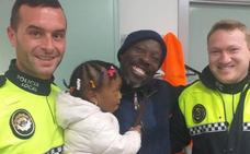 Dos policías locales de Sueca salvan la vida de una niña de dos años que se atragantó