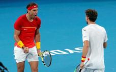 Rafa Nadal y Pablo Carreño celebran su victoria en el dobles frente a Bélgica./Reuters