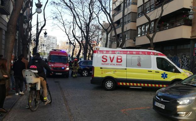 Bomberos y ambulancias desplegados en la calle Salvador Giner del barrio del Carmen de Valencia, donde se declaró el incendio./LP