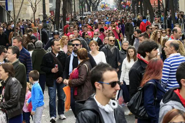 Ríos de personas recorren las calles de Valencia durante las pasadas Fallas. irene marsilla/