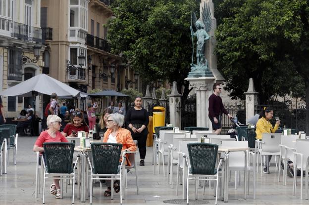 Turistas ayer en la plaza de la Virgen de Valencia. irene marsilla/