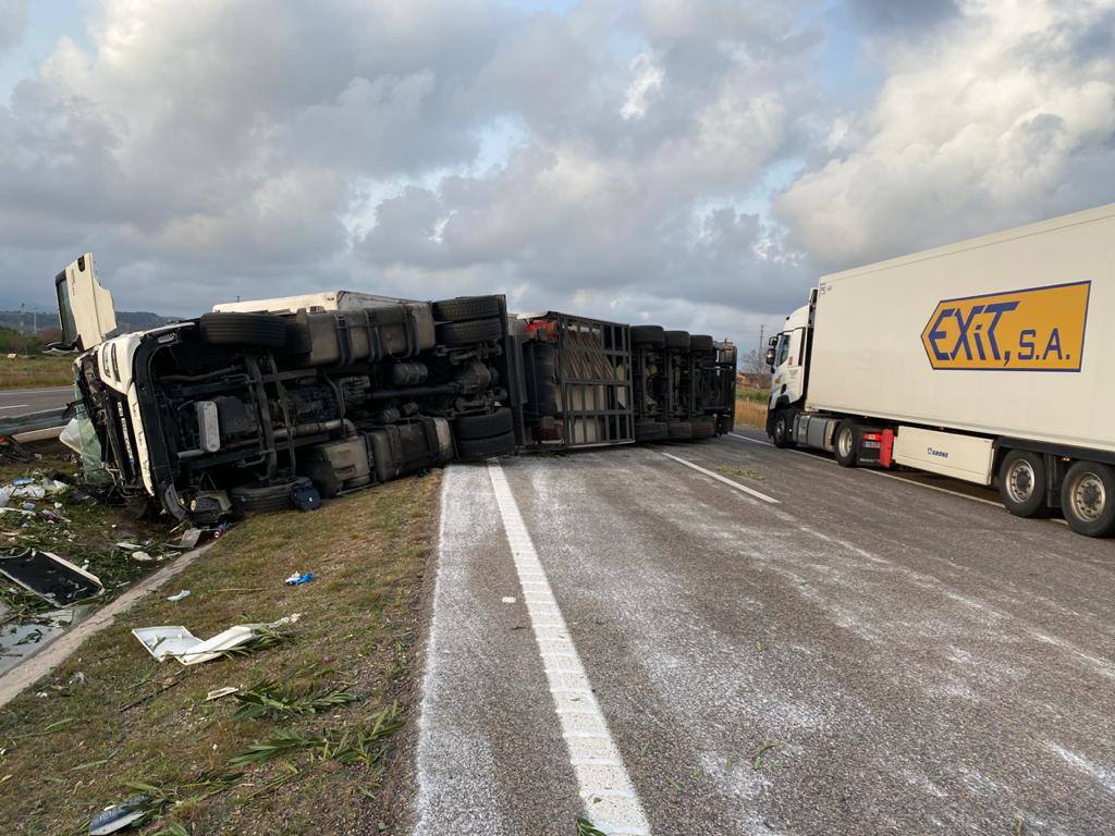 Vuelca un camión en un accidente en la AP7 a la altura de Almenara Vuelca un camión en un accidente en la AP7 a la altura de Almenara