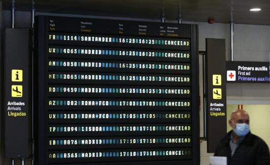 Panel de llegadas ayer en el aeropuerto de Manises./ Jesús Signes