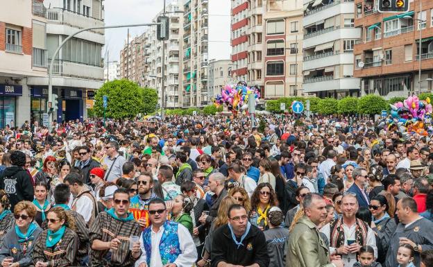 Asistentes a una mascletà.