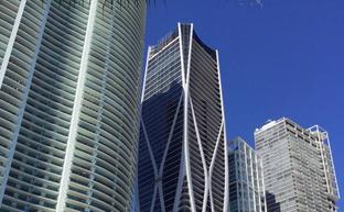 Fotografía de este martes donde se muestra el edificio One Thousand Museum (c), situado en el bulevar Biscayne./EFE/ Ana Mengotti