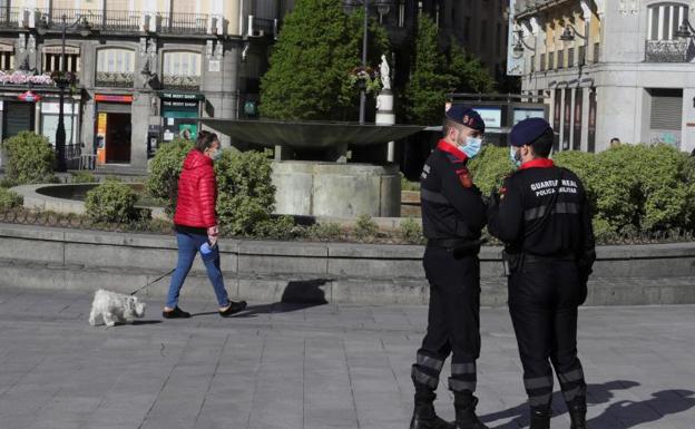 Policía vigila los movimientos en la calle durante el estado de alarma./Efe
