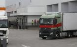 Varios operarios y transportistas trabajan en un polígono industrial durante el estado de alarma./JESÚS SIGNES