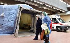 Un médico asiste a una mujer en Turín (Italia)/EFE