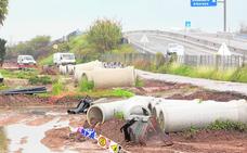 Restos de material de las obras correspondientes al tercer carril de la V-21./Damián Torres