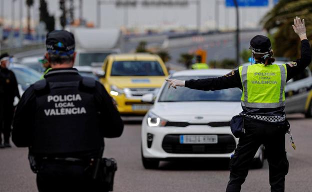 Policías locales en un control en Valencia. /EFE/MANUEL BRUQUE
