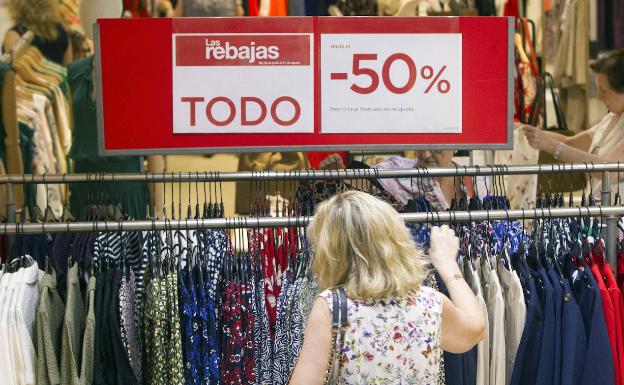 El pequeño comercio pide que las rebajas se aplacen a agosto para evitar  más pérdidas | Las Provincias