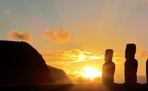 Moais, en la Isla de Pascua, al atardecer.