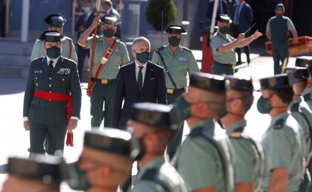 El Ministro del Interior, Fernando Grande-Marlaska (i), preside la ceremonia de la toma de posesión del nuevo DAO./EFE/J.J. Guillén