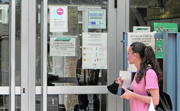 Una usuaria a las puertas de un centro de salud de Valencia, ayer./damián torres