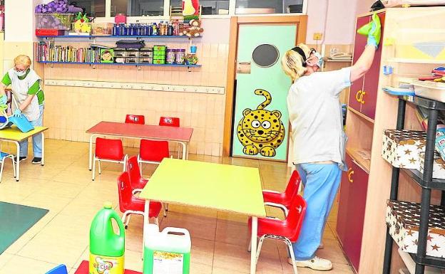 Tareas de limpieza en un centro durante el estado de alarma. /Iván Arlandis