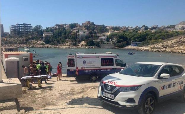 Un Barco A La Deriva Hiere A Una Mujer Y Obliga A Desalojar Una Playa En El Campello Las Provincias