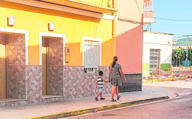 Càrcer. Algunas casas del casco urbano están ocupadas y los vecinos sufren multitud de molestias.