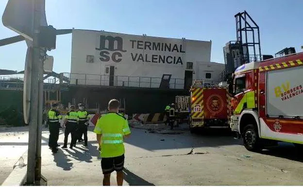 Un buque golpea una grúa en el puerto de Valencia y un ...