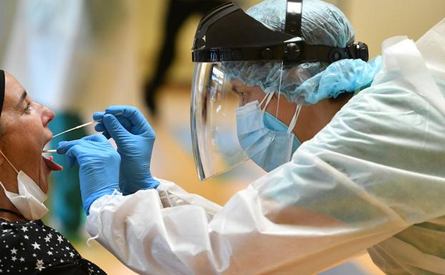 Un sanitario, con una paciente en un centro de salud de Guipúzcoa./Félix Morquecho