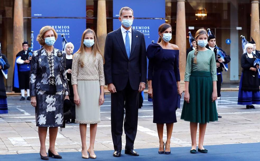 Los Reyes Felipe VI y Letizia, acompañados de la Princesa Leonor y laInfanta Sofía, y de la Reina emérita Sofía/EFE