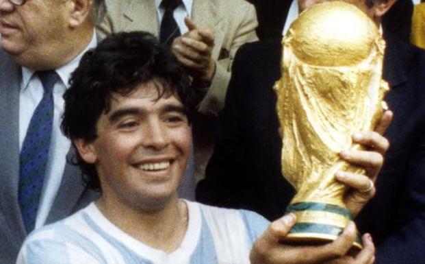 Diego Armando Maradona levanta la Copa del Mundo.