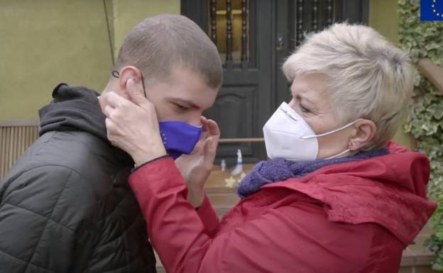 Amparo coloca la mascarilla a su hijo Javier./Oficina del Parlamento Europeo En España.