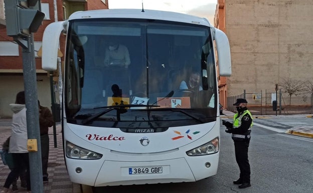 Inspección a un autobús escolar en Almussafes. /lp