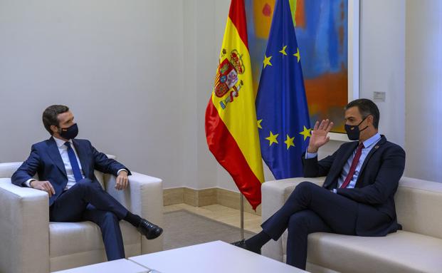 Sánchez y Casado conversan en su última reunión en la Moncloa, el pasado 2 de septiembre./EFE