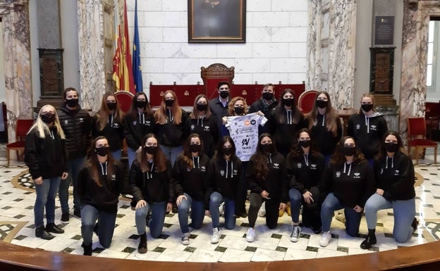 El equipo femenino de Les Abelles, con Pilar Bernabé en el Ayuntamiento de Valencia. /l. a.