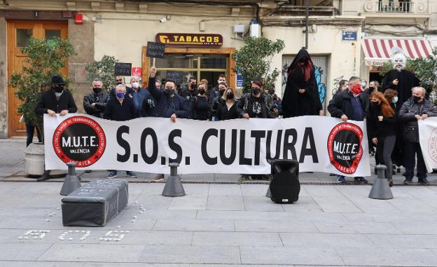 Los profesionales del sector se manifestaron ayer frente al Palau de la Generalitat. lorena gómez/