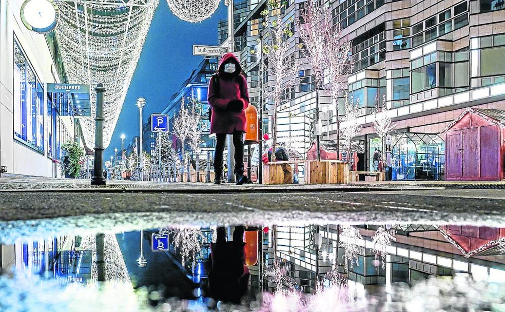 La arteria comercial más importante de Berlín, sin apenas personas en plena campaña de compras navideñas a causa de la pandemia./EFE