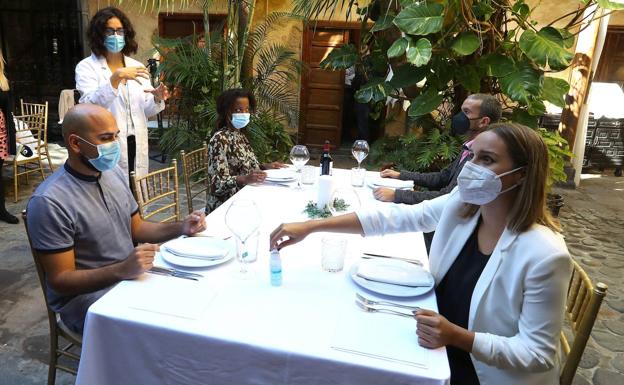 How many relatives can eat dinner at home on Christmas Eve?