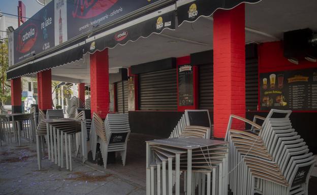 Terraza de un bar en Sevilla cerrada en el confinamiento. /R. C.