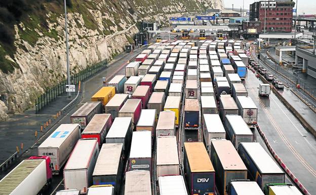 Largas colas de camiones que esperan en Dover (Reino Unido) para cruzar el Canal de la Mancha./EFE