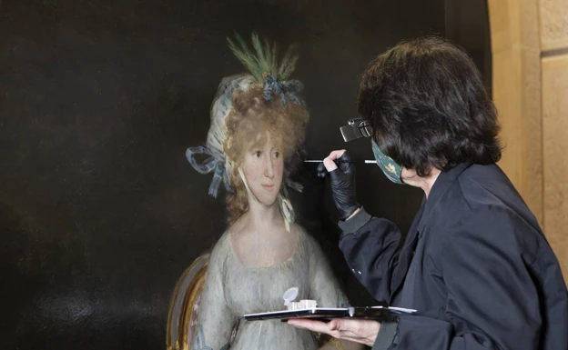 Elisa Mora en plena restauración de 'La condesa de Chinchón' en el taller del Museo del Prado. /Alberto Otero