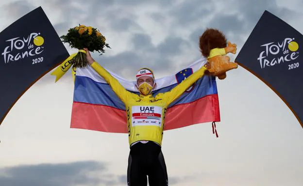 Tadel Pogacar celebra su victoria en el Tour de Francia 2020./reuters