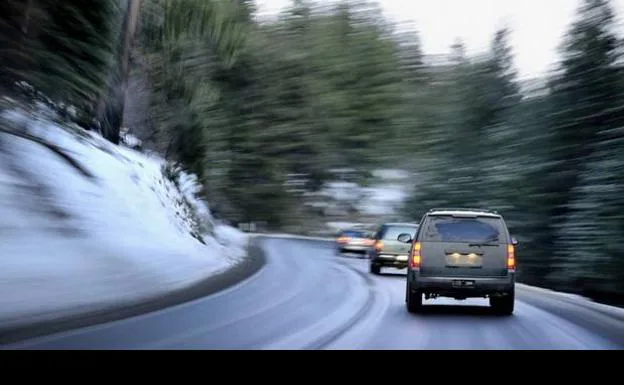 Por qué la sal hace que se derrita la nieve en la carretera