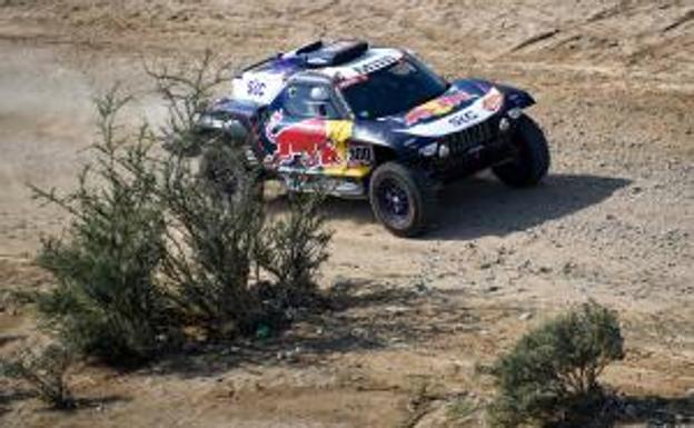 Carlos Sainz, durante el prólogo del Dakar 2021. /AFP