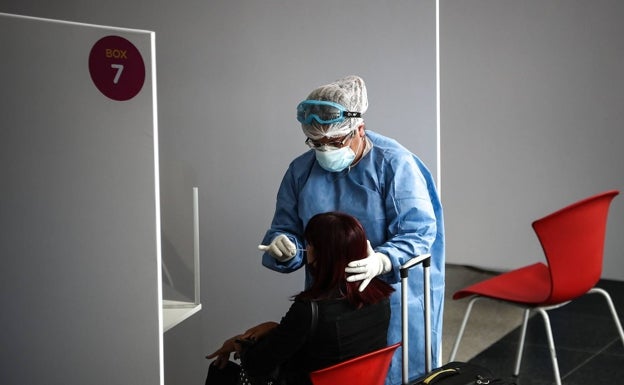 Healthcare cuts 10,000 tests over Christmas while contagion soars