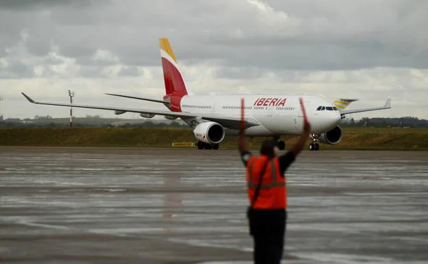 Un avión de Iberia a punto de despegar./Efe